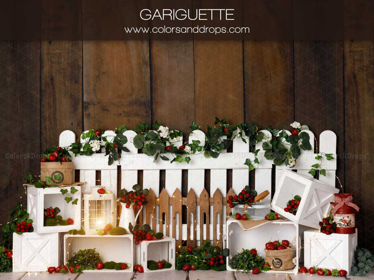 Baby & cake smash photo backdrop Gariguette – white picket fence with strawberries and crates on a wooden wall | Colors&Drops