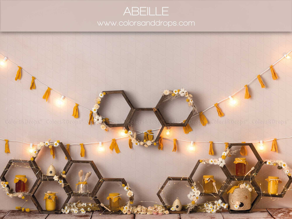 Fond photo bébé et smash cake Abeille – étagères hexagonales nid d'abeille avec bougies et fanions | Colors&Drops