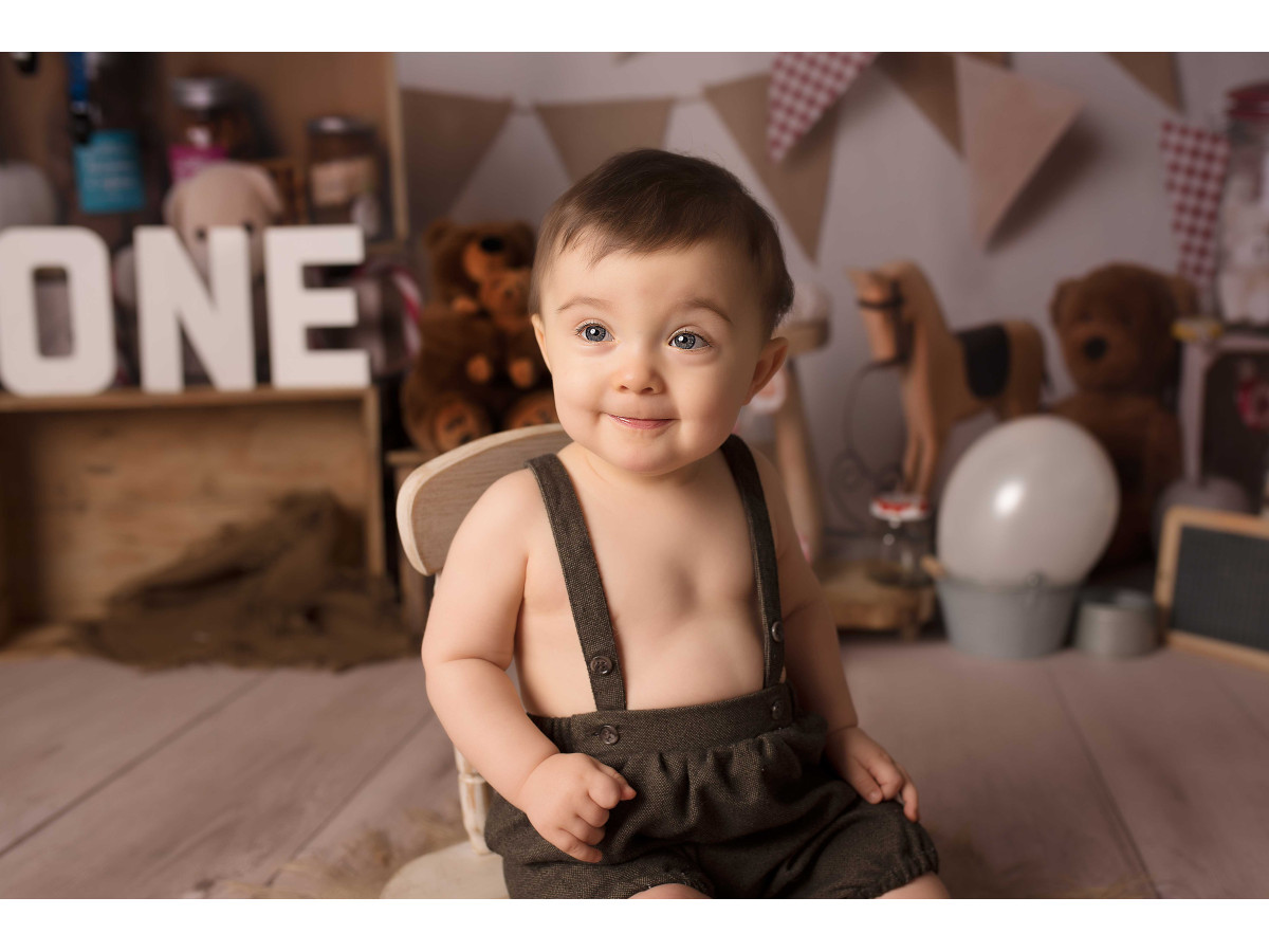 Fondo fotográfico de bebé y smash cake Candy-Up – decorado vintage con banderines y osos de peluche | Colors&Drops