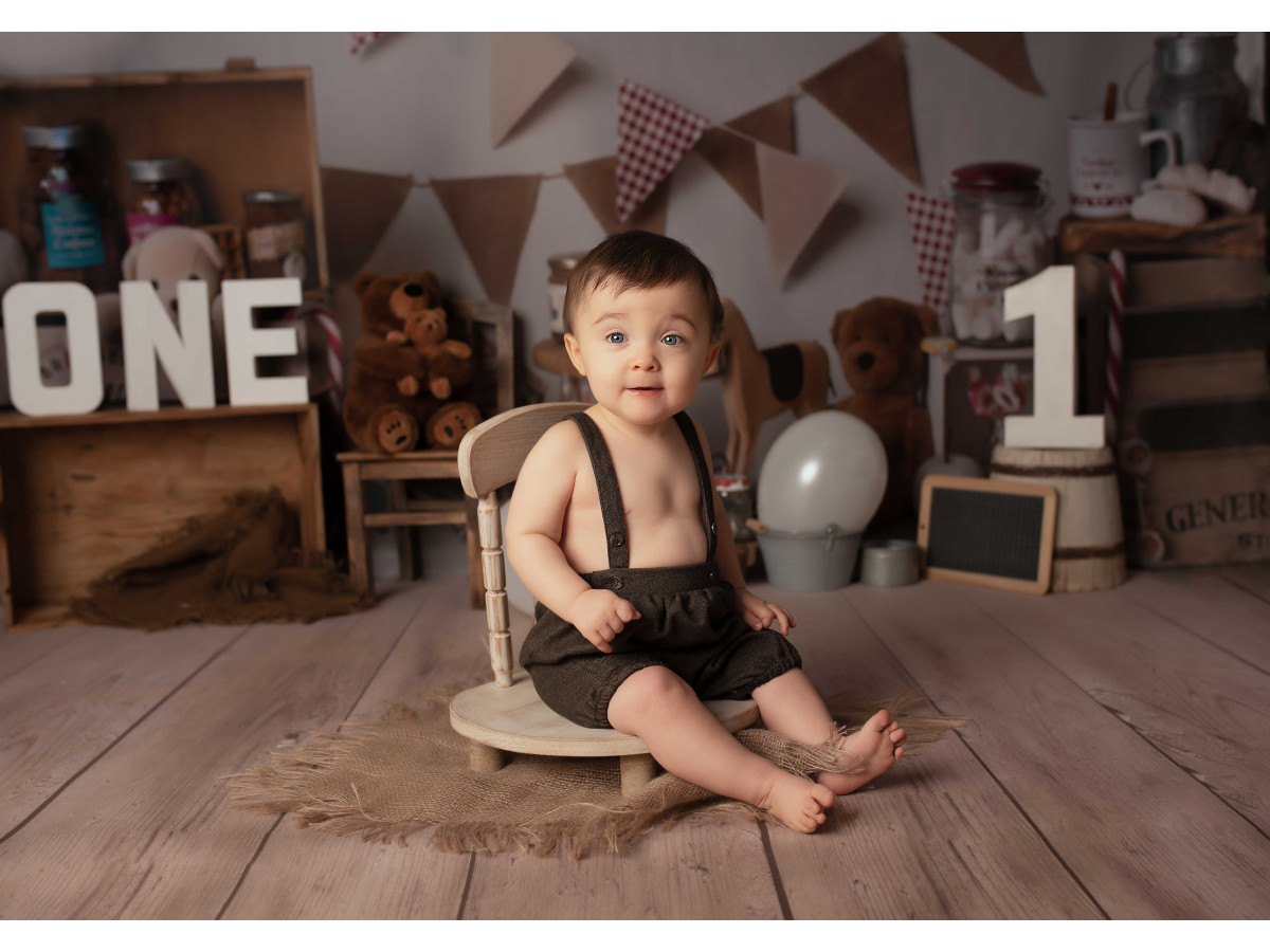Fondo fotográfico de bebé y smash cake Candy-Up – decorado vintage con banderines y osos de peluche | Colors&Drops