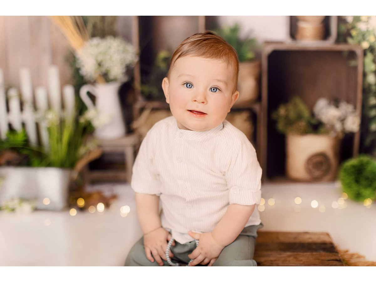 Fond photo bébé et smash cake Herboriste – décor herboriste avec caisses, botte de paille et couronne | Colors&Drops
