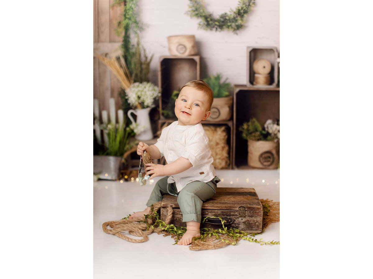 Fond photo bébé et smash cake Herboriste – décor herboriste avec caisses, botte de paille et couronne | Colors&Drops