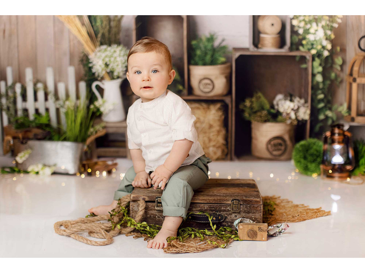 Fond photo bébé et smash cake Herboriste – décor herboriste avec caisses, botte de paille et couronne | Colors&Drops