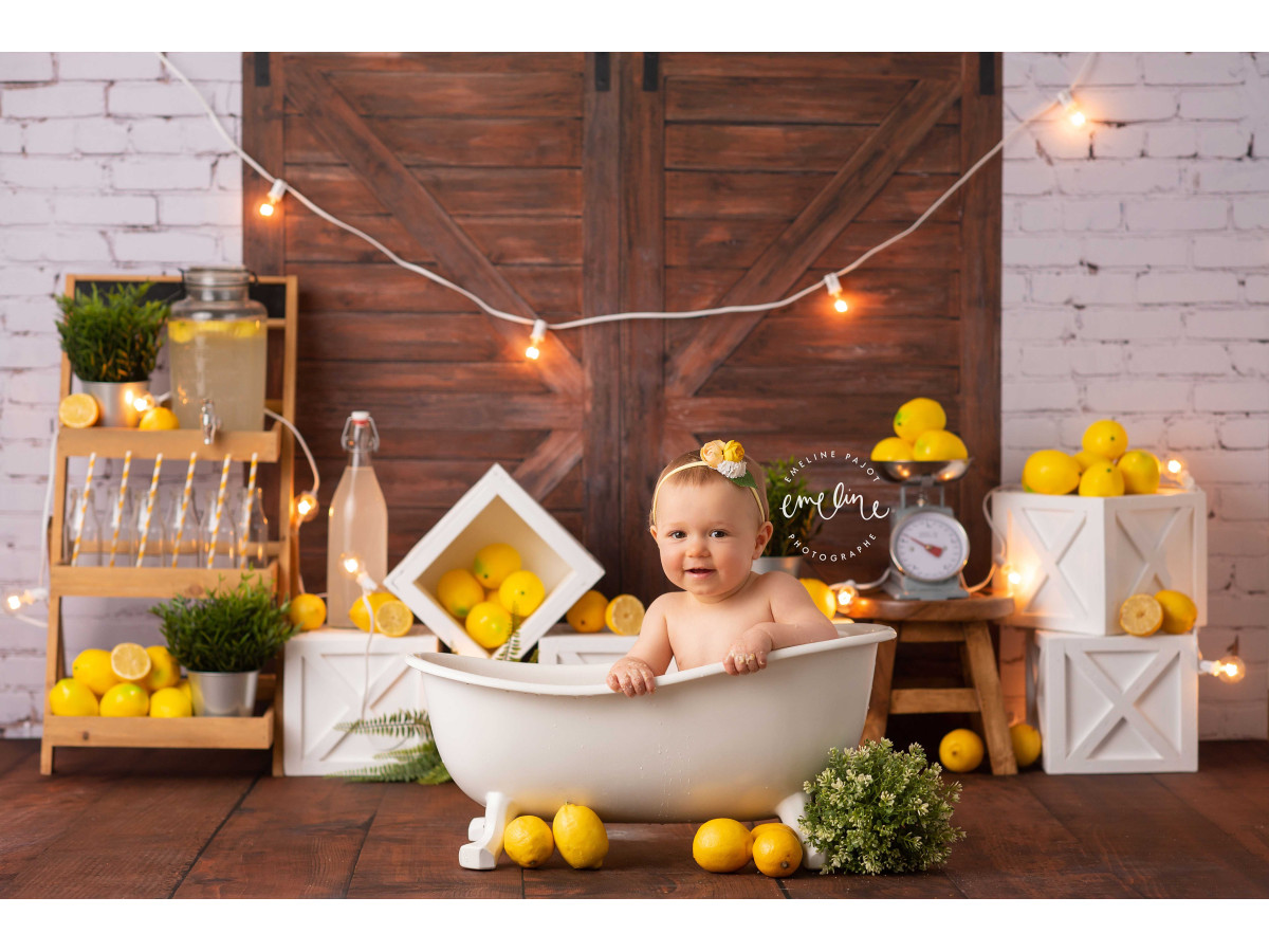 Fond photo bébé et smash cake Lemon – porte de grange en bois avec citrons et guirlande lumineuse | Colors&Drops