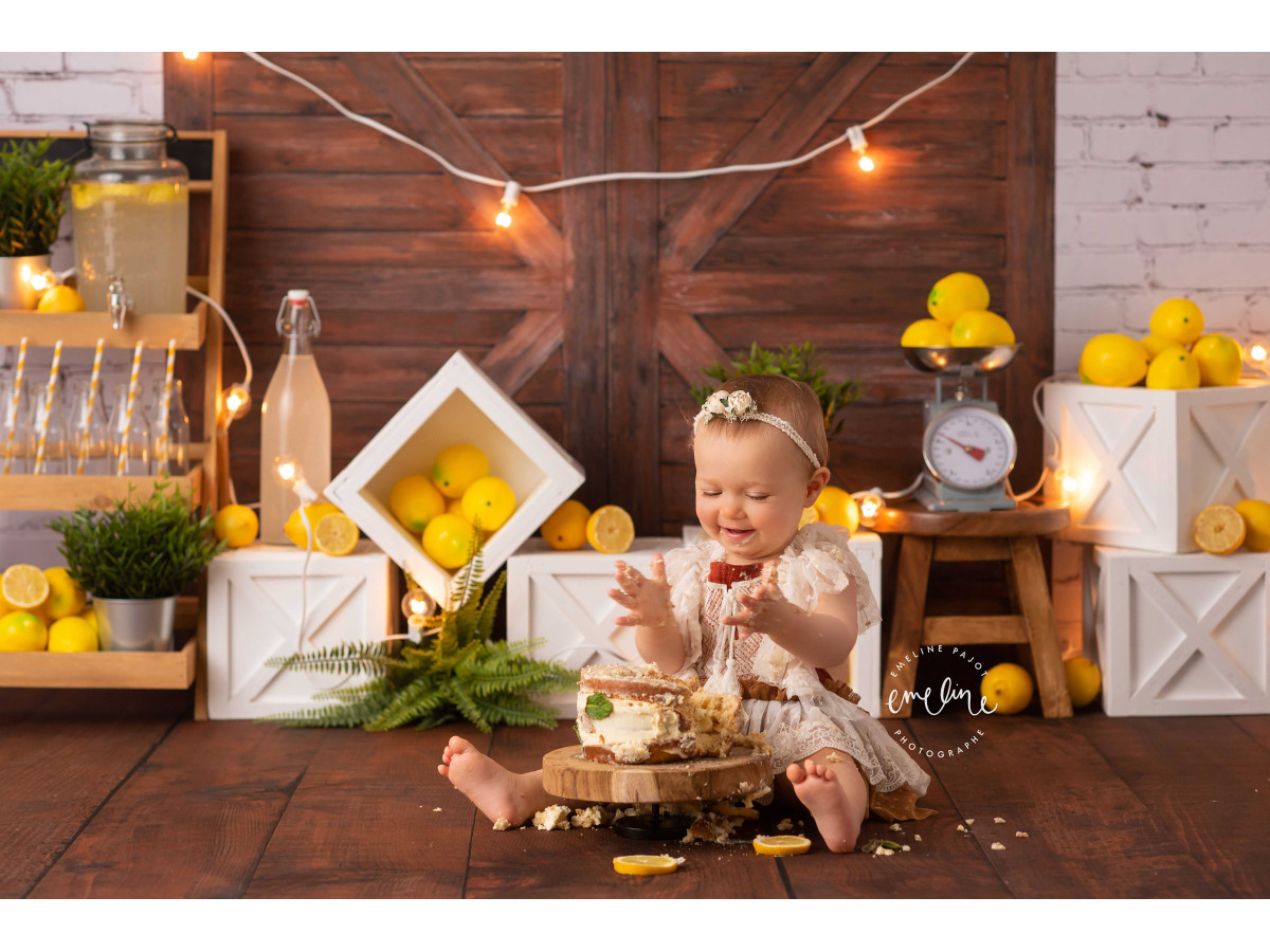 Fond photo bébé et smash cake Lemon – porte de grange en bois avec citrons et guirlande lumineuse | Colors&Drops