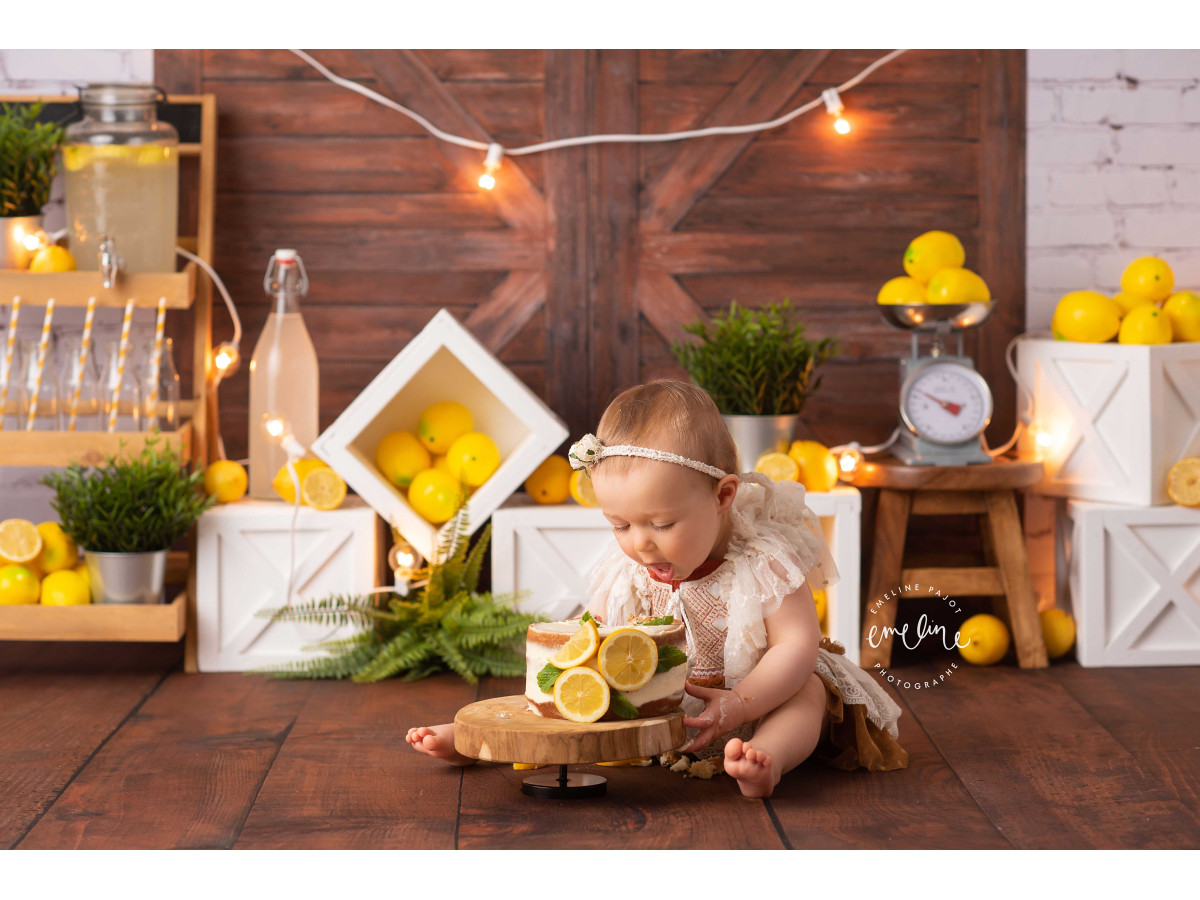 Fond photo bébé et smash cake Lemon – porte de grange en bois avec citrons et guirlande lumineuse | Colors&Drops