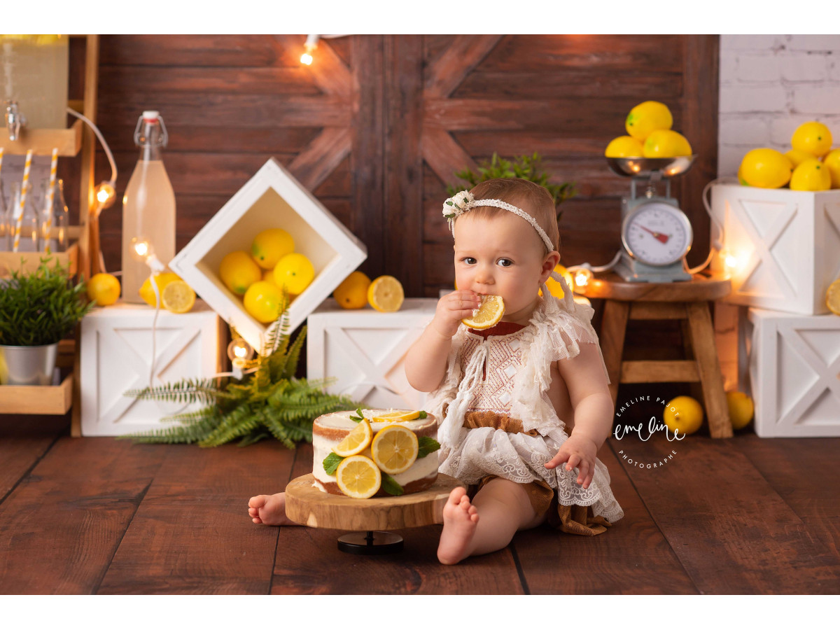 Fond photo bébé et smash cake Lemon – porte de grange en bois avec citrons et guirlande lumineuse | Colors&Drops