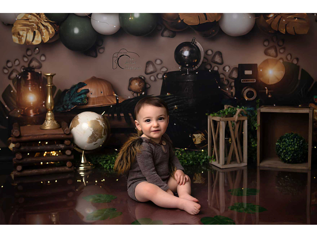 Fondo fotográfico de bebé y smash cake Patoune – globos verdes y dorados con hojas tropicales y cajas | Colors&Drops