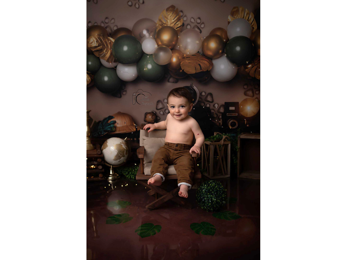 Fondo fotográfico de bebé y smash cake Patoune – globos verdes y dorados con hojas tropicales y cajas | Colors&Drops