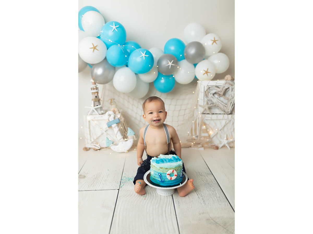 Baby & cake smash photo backdrop Over the Sea – nautical set with balloon arch, net and anchor | Colors&Drops