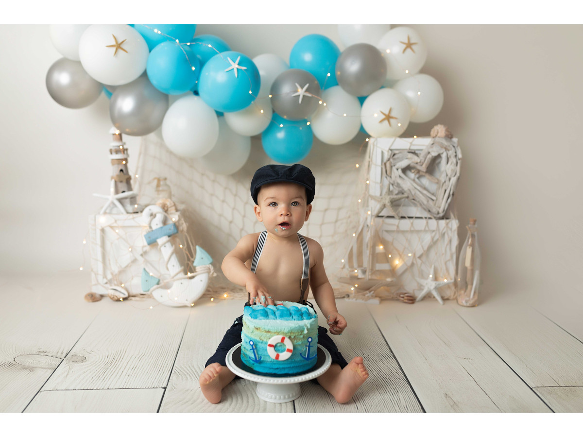 Baby & cake smash photo backdrop Over the Sea – nautical set with balloon arch, net and anchor | Colors&Drops