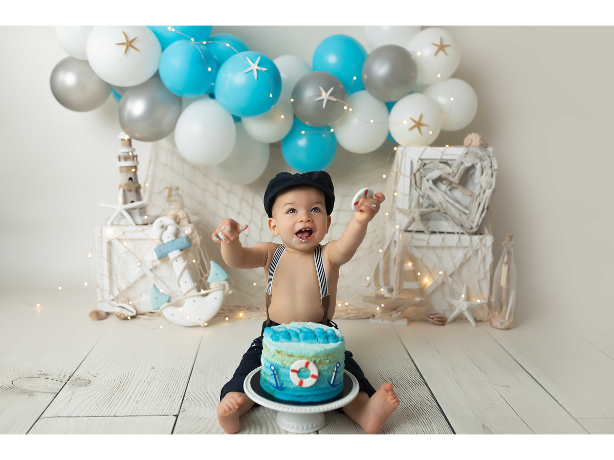 Baby & cake smash photo backdrop Over the Sea – nautical set with balloon arch, net and anchor | Colors&Drops