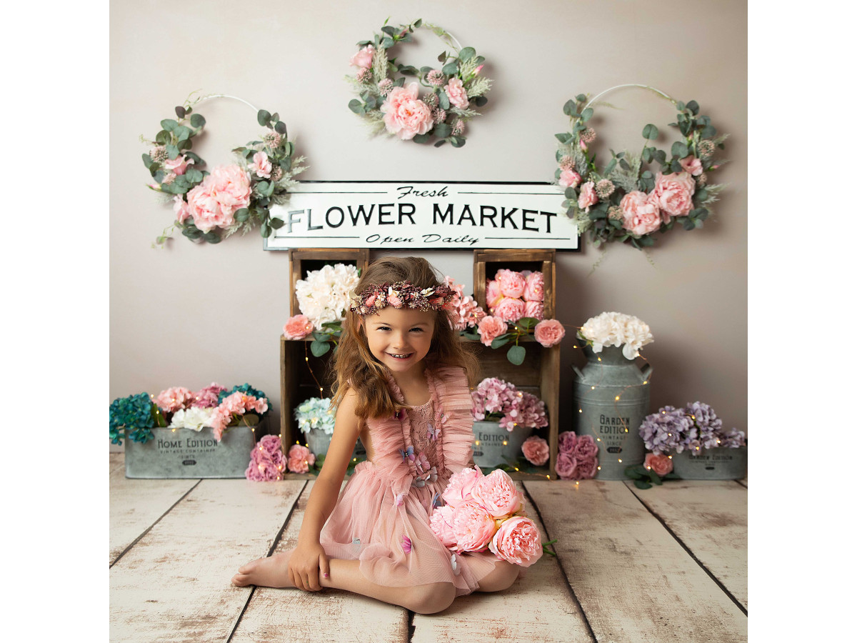 Fondo fotográfico de bebé y smash cake Flower Market – mercado de flores con cajas y coronas de rosas | Colors&Drops