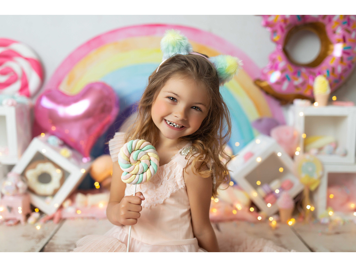 Fondo fotográfico de bebé y smash cake Rainbow Candy – arcoíris con piruletas, donuts y cubos | Colors&Drops