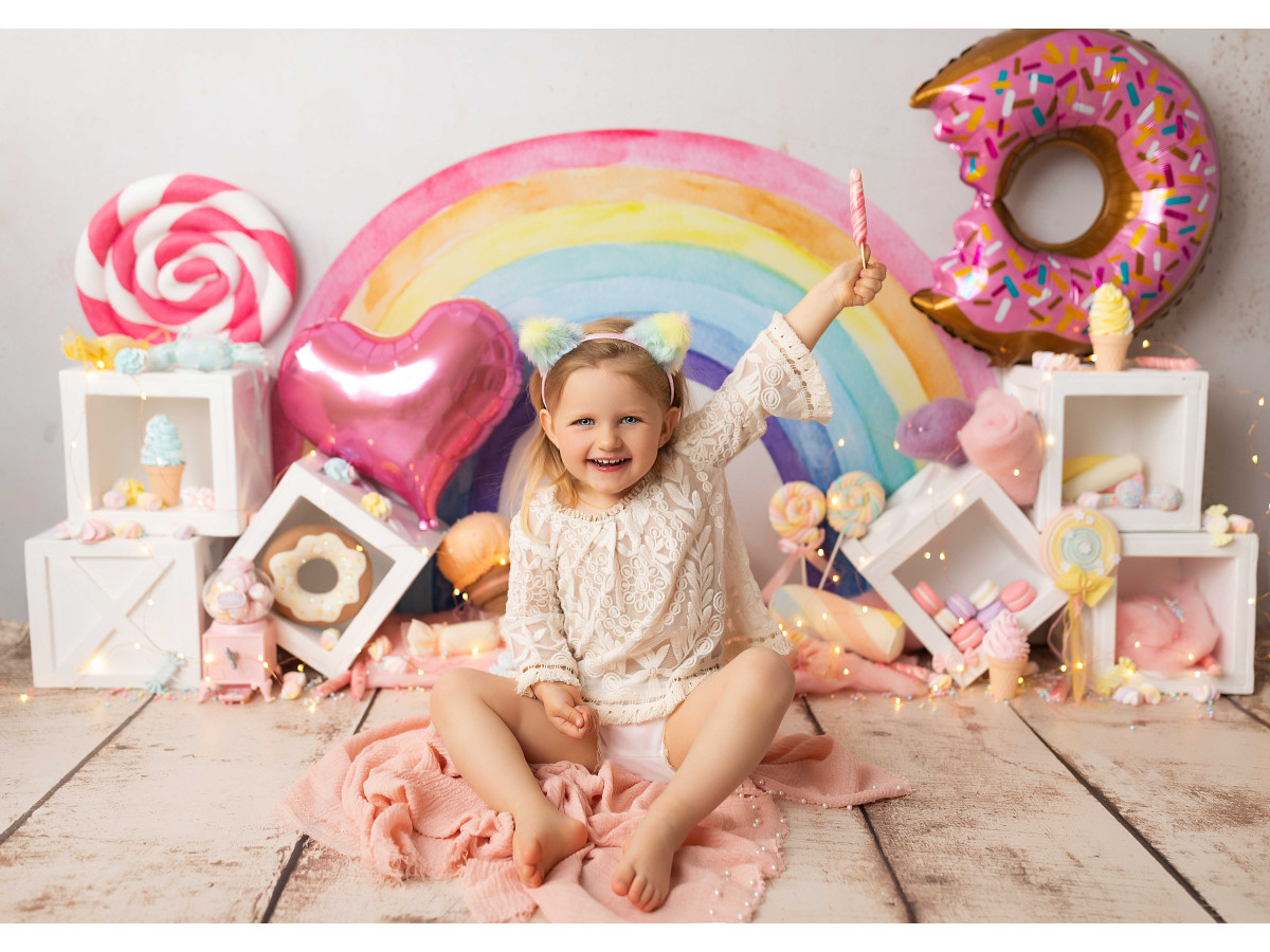 Fondo fotográfico de bebé y smash cake Rainbow Candy – arcoíris con piruletas, donuts y cubos | Colors&Drops