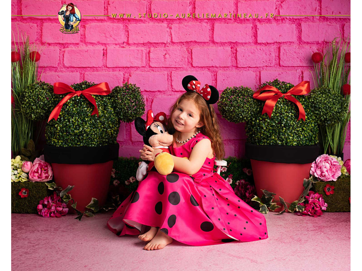Fond photo bébé et smash cake Girly Garnen – mur en brique rose avec arbustes en pot et nœuds | Colors&Drops