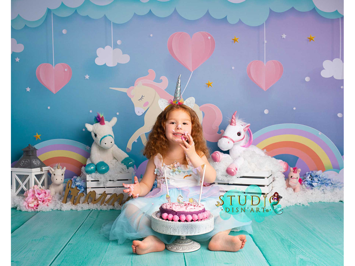 Fond photo bébé et smash cake Licorne – décor licorne avec arc-en-ciel et cœurs | Colors&Drops