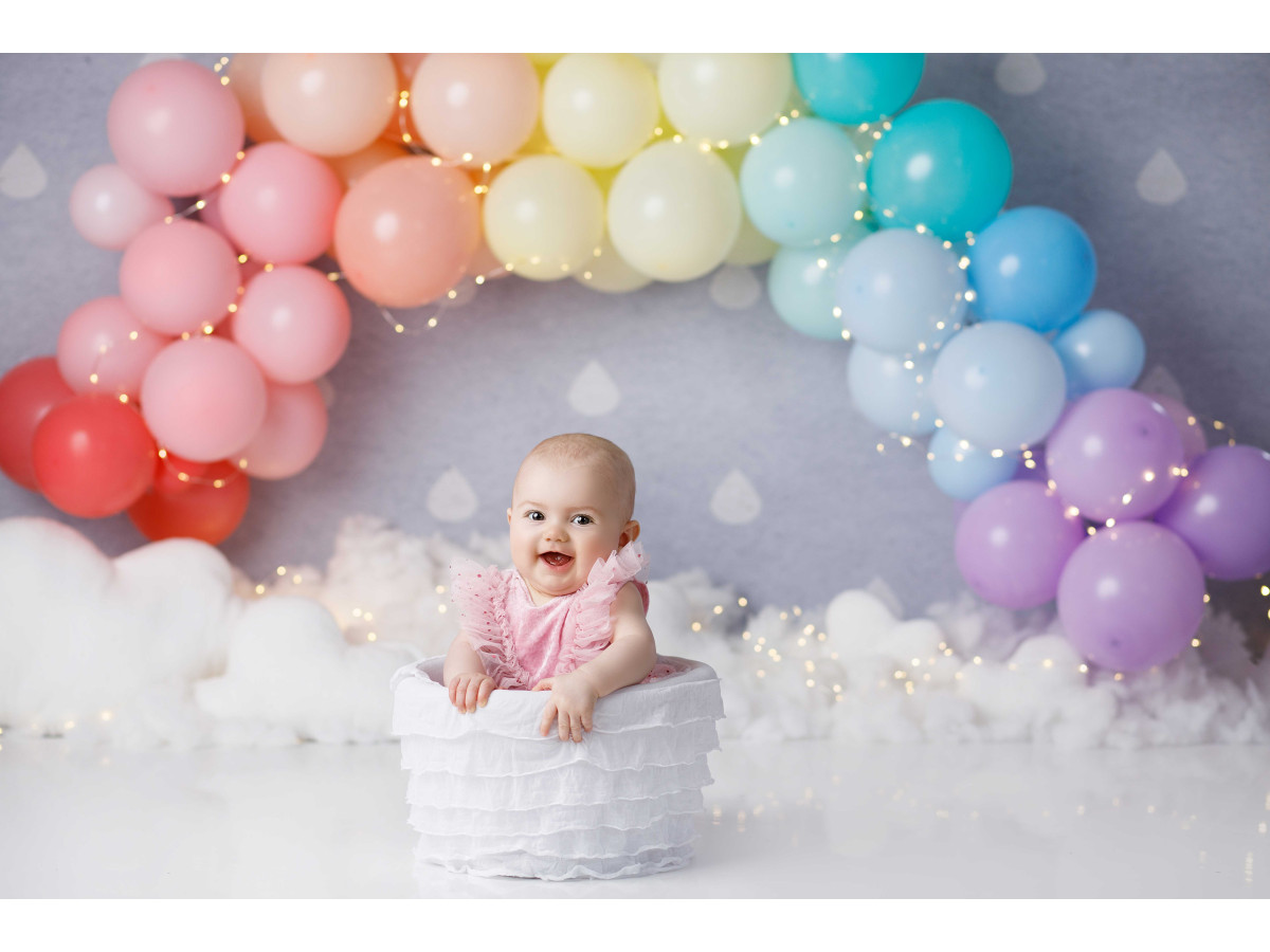 Fond photo bébé et smash cake Apres la Pluie – arche de ballons arc-en-ciel sur nuages | Colors&Drops