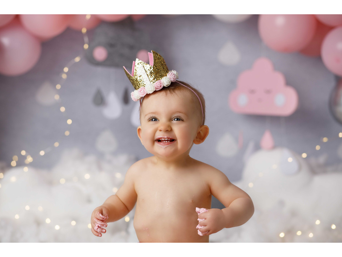 Fond photo bébé et smash cake Sous la Pluie – arche de ballons roses et argentés avec nuages | Colors&Drops