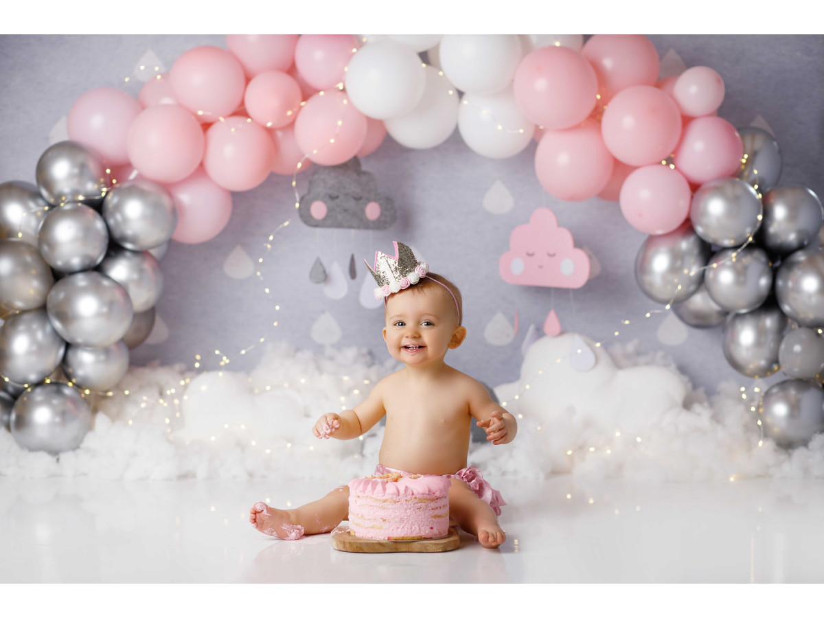 Fond photo bébé et smash cake Sous la Pluie – arche de ballons roses et argentés avec nuages | Colors&Drops