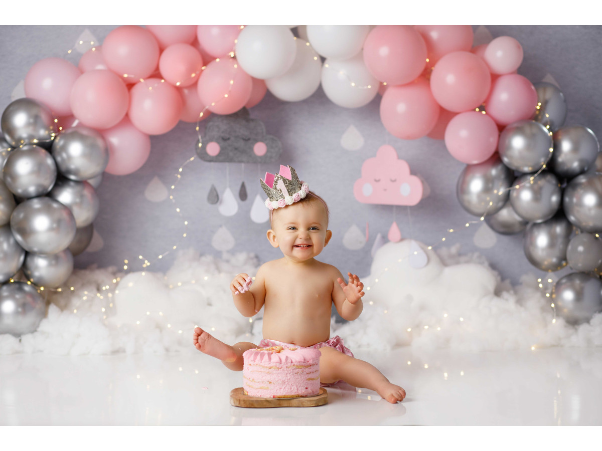 Fond photo bébé et smash cake Sous la Pluie – arche de ballons roses et argentés avec nuages | Colors&Drops