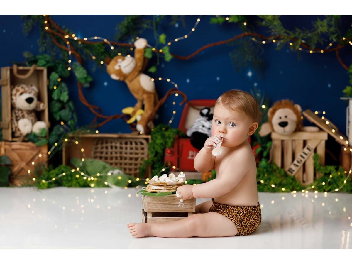 Fond photo bébé et smash cake Palerme – jungle de nuit avec singe, voiture rouge et lanternes | Colors&Drops