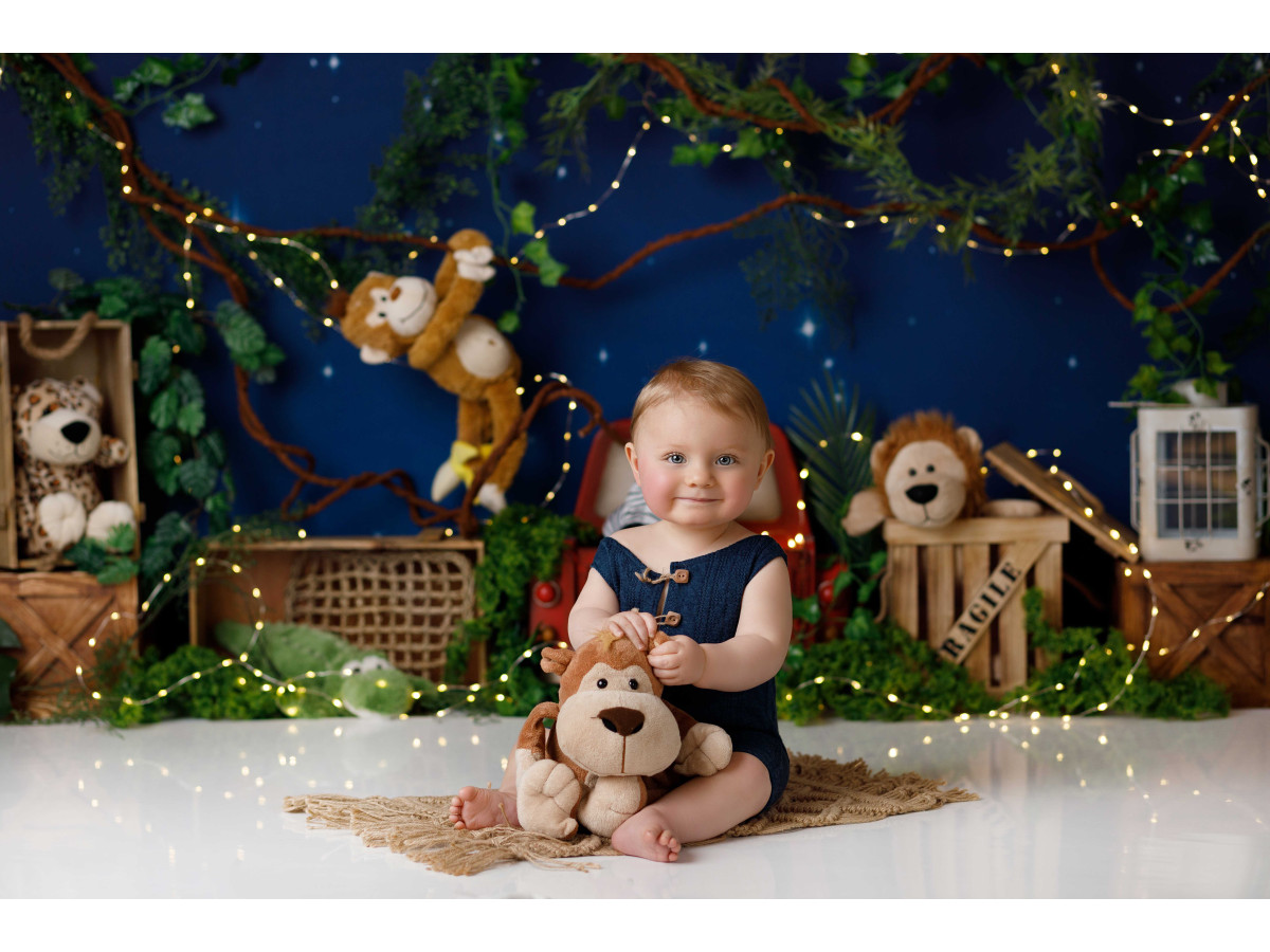 Fond photo bébé et smash cake Palerme – jungle de nuit avec singe, voiture rouge et lanternes | Colors&Drops