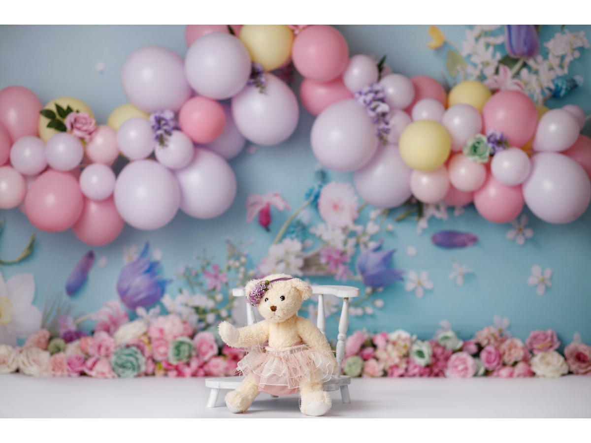 Baby & cake smash photo backdrop Blooms – pastel balloon arch and flowers on a blue wall | Colors&Drops