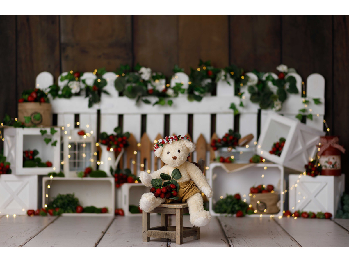 Baby & cake smash photo backdrop Gariguette – white picket fence with strawberries and crates on a wooden wall | Colors&Drops