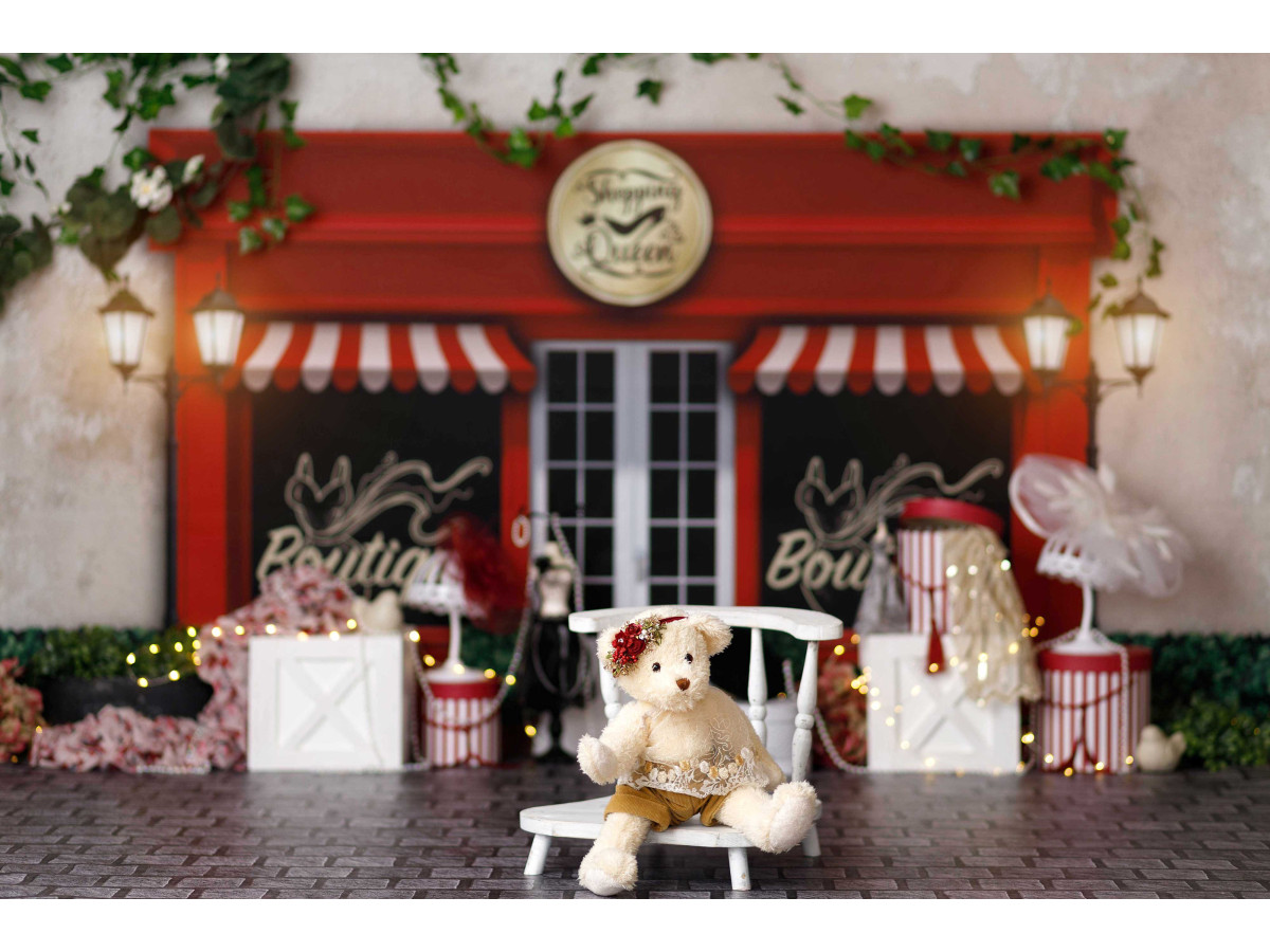 Fondo fotográfico de Navidad Boutique – fachada de tienda roja retro con toldo de rayas | Colors&Drops