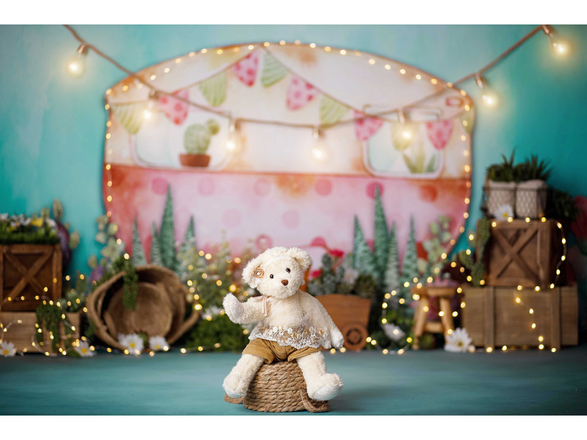 Fondo fotográfico de bebé y smash cake Caravane – caravana vintage rosa con guirnalda de luces y abetos | Colors&Drops