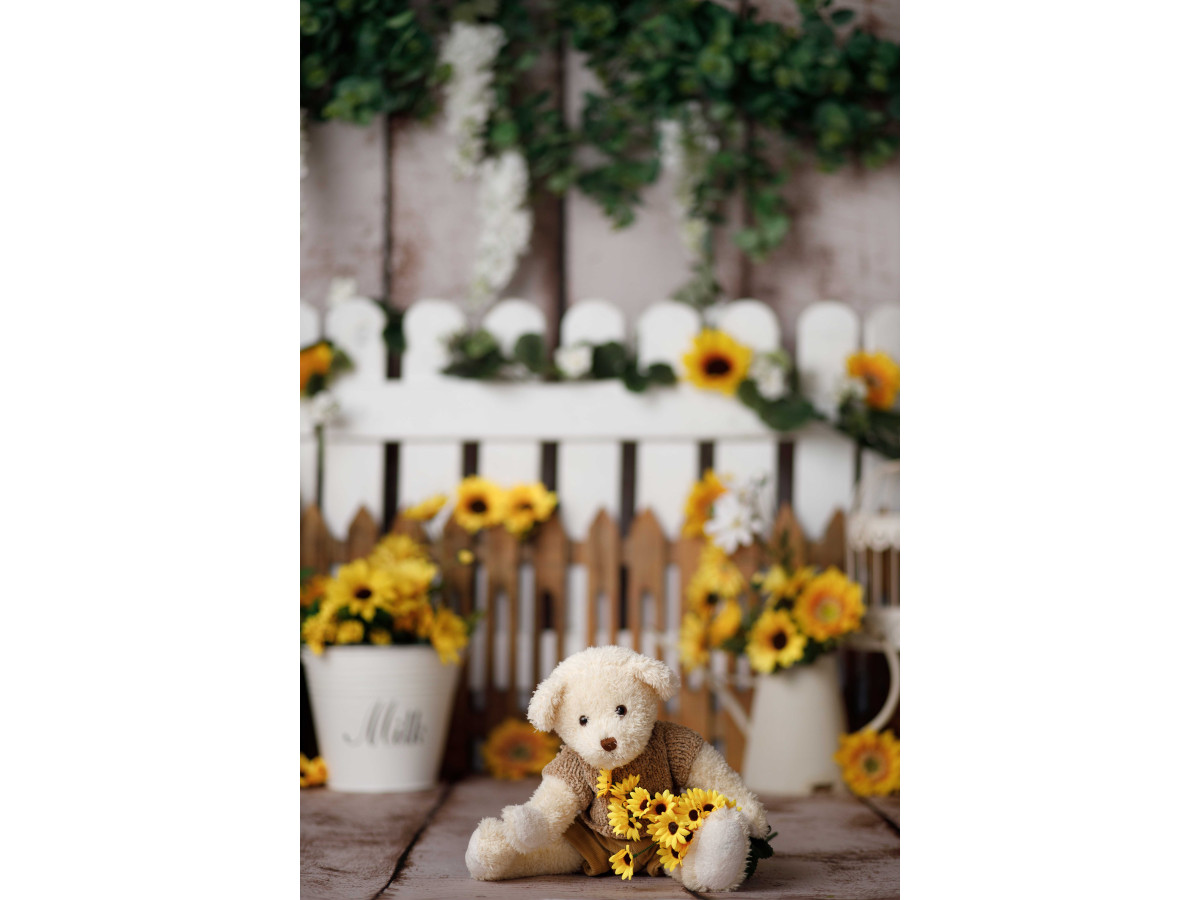 Fond photo bébé et smash cake Sunny Glow – clôture blanche avec tournesols, glycine et caisses en bois | Colors&Drops