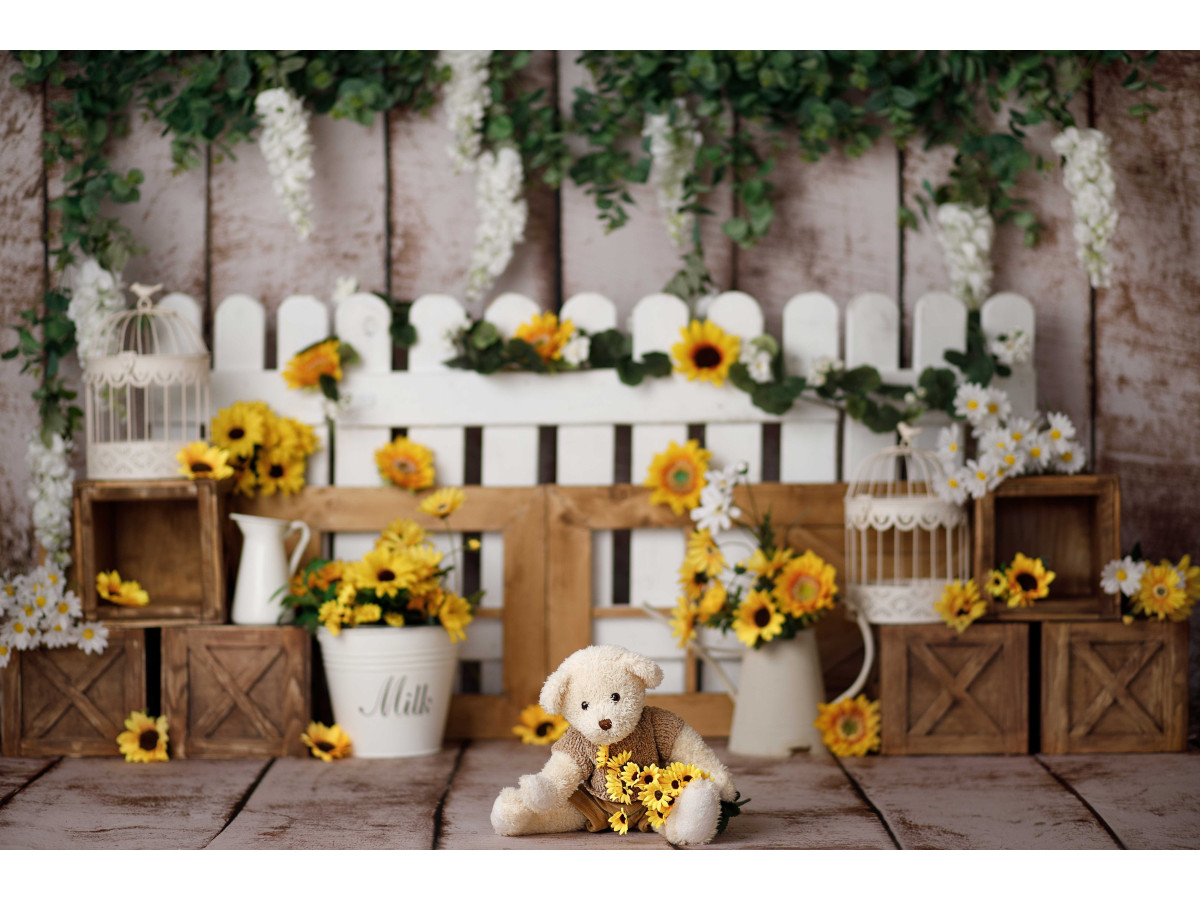 Fond photo bébé et smash cake Sunny Glow – clôture blanche avec tournesols, glycine et caisses en bois | Colors&Drops