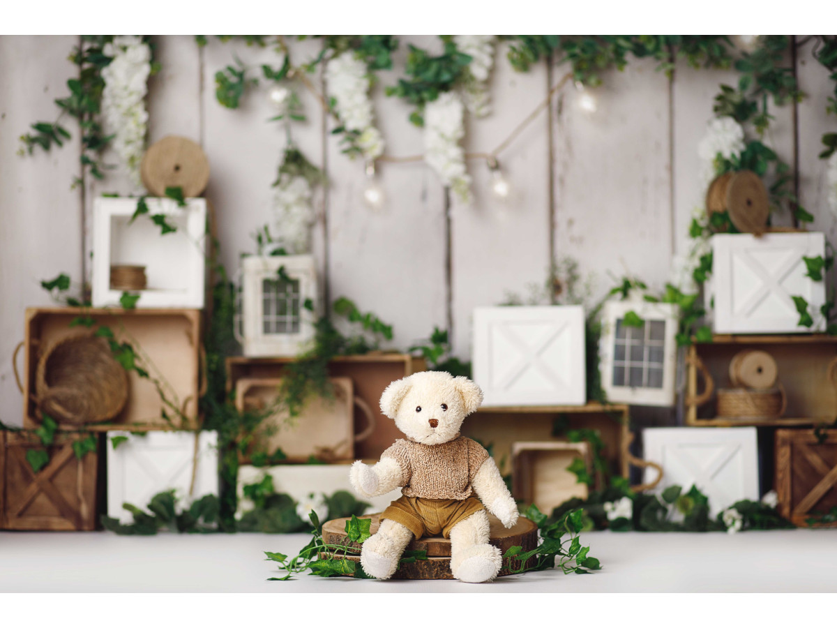 Fondo fotográfico de bebé y smash cake Sphera – pared de madera blanca con cajas, hiedra y guirnalda | Colors&Drops