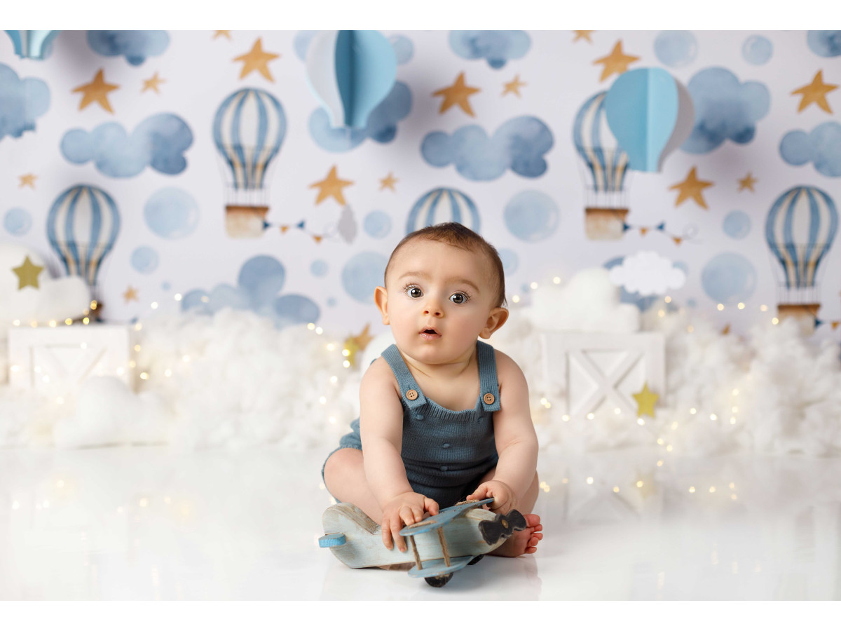 Fondo fotográfico de bebé y smash cake Dans les Nuages – papel pintado de globos aerostáticos y nubes con suelo | Colors&Drops