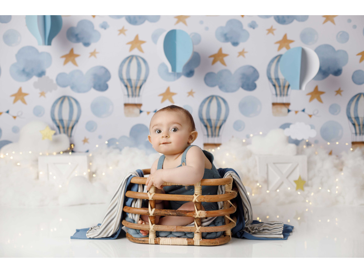 Fond photo bébé et smash cake Dans les Nuages – papier peint montgolfières et nuages sur sol de coton | Colors&Drops