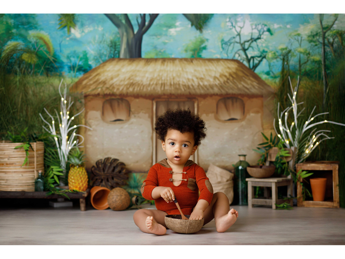 Baby & cake smash photo backdrop Hut – thatched hut in the jungle with plants | Colors&Drops