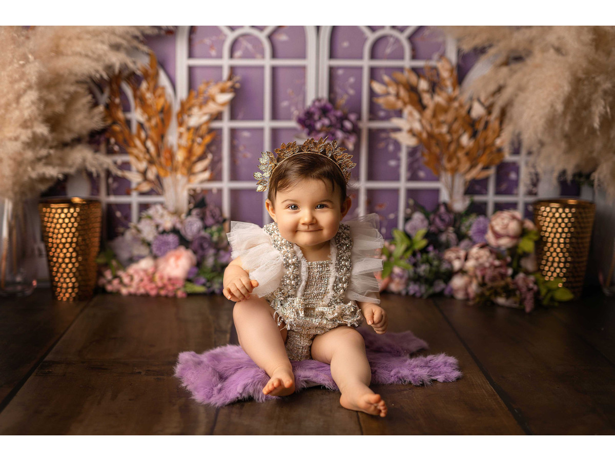 Fondo fotográfico de bebé y smash cake Eliya – ventanas en arco blancas con hierbas doradas | Colors&Drops