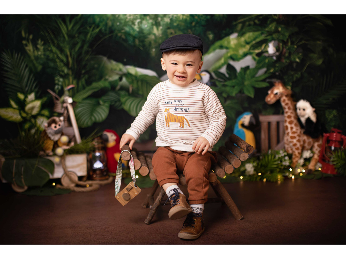 Fond photo bébé et smash cake Jungy Touc Touc – jungle luxuriante avec toucan et caisses en bois | Colors&Drops