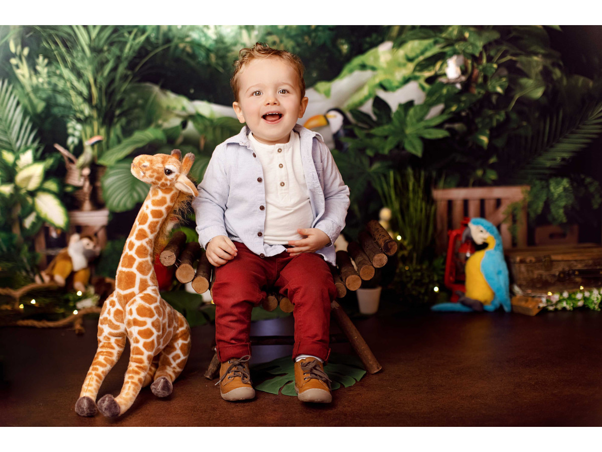 Fond photo bébé et smash cake Jungy Touc Touc – jungle luxuriante avec toucan et caisses en bois | Colors&Drops