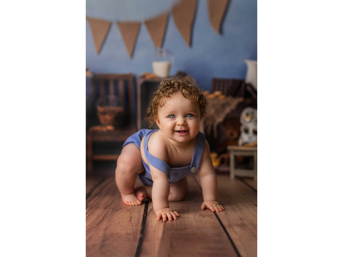 Fondo fotográfico de bebé y smash cake Cookies – decorado de galletas con banderines y cajas de madera | Colors&Drops
