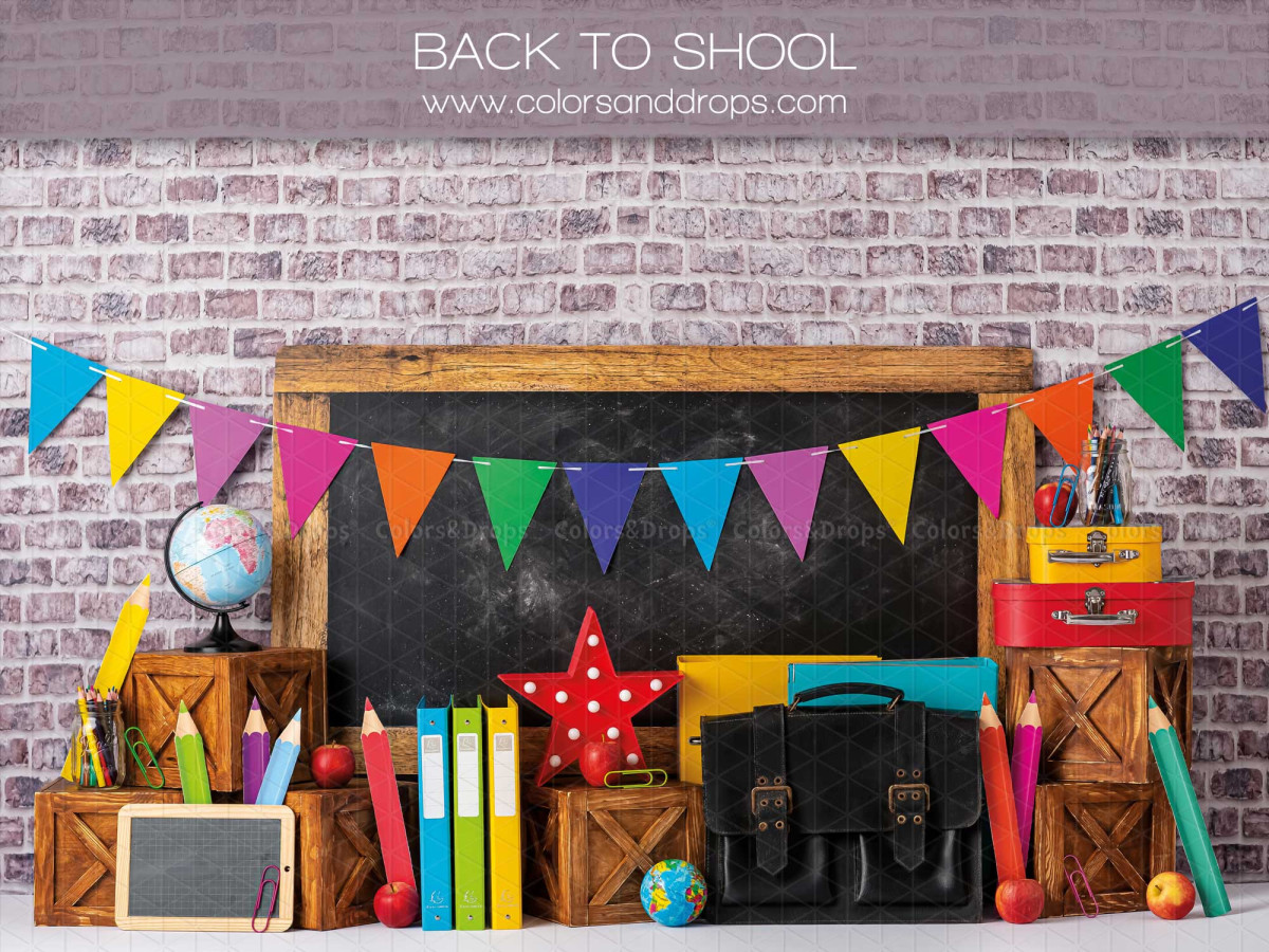 Fondo fotográfico Back to School – decorado de vuelta al cole con pizarra, banderines y libros | Colors&Drops