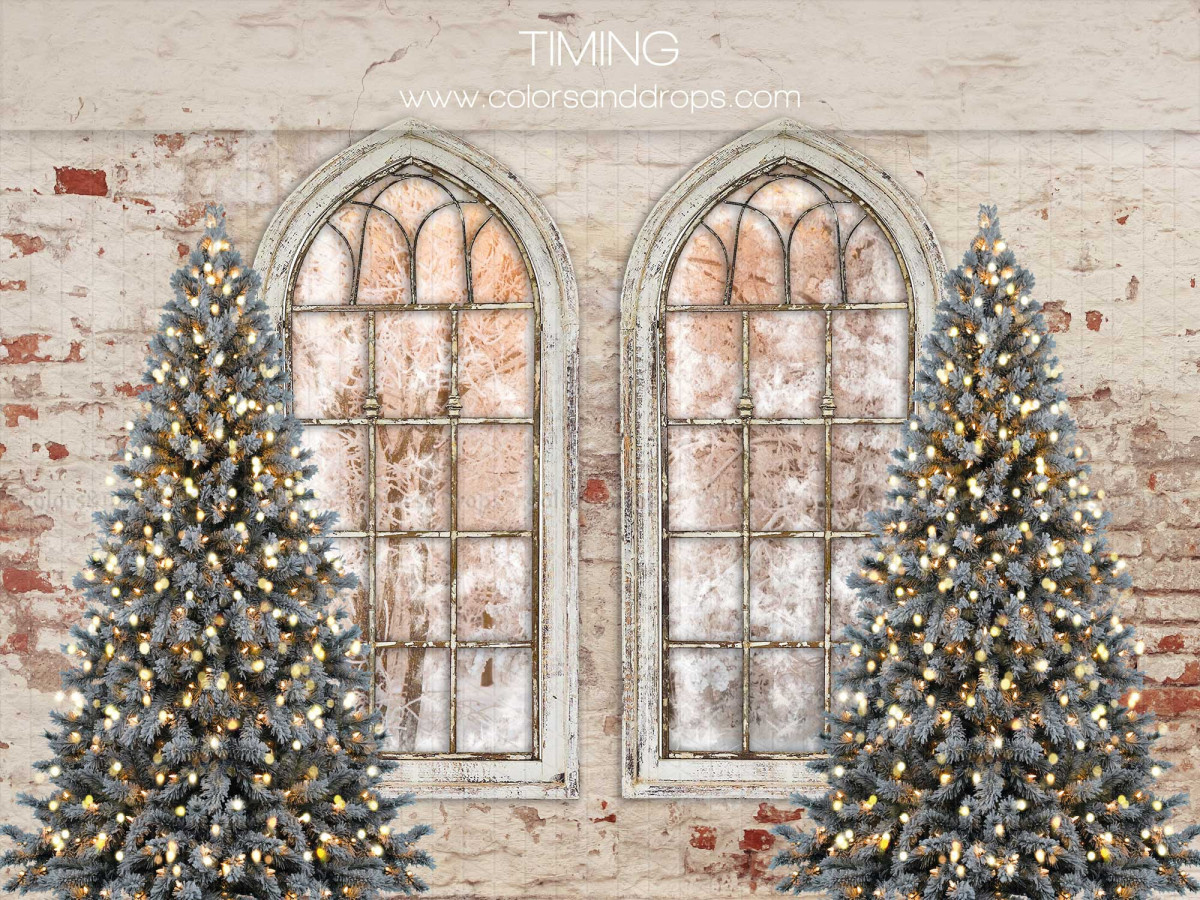 Fond photo de Noël Timing – fenêtres gothiques sur mur en brique avec sapins de Noël | Colors&Drops