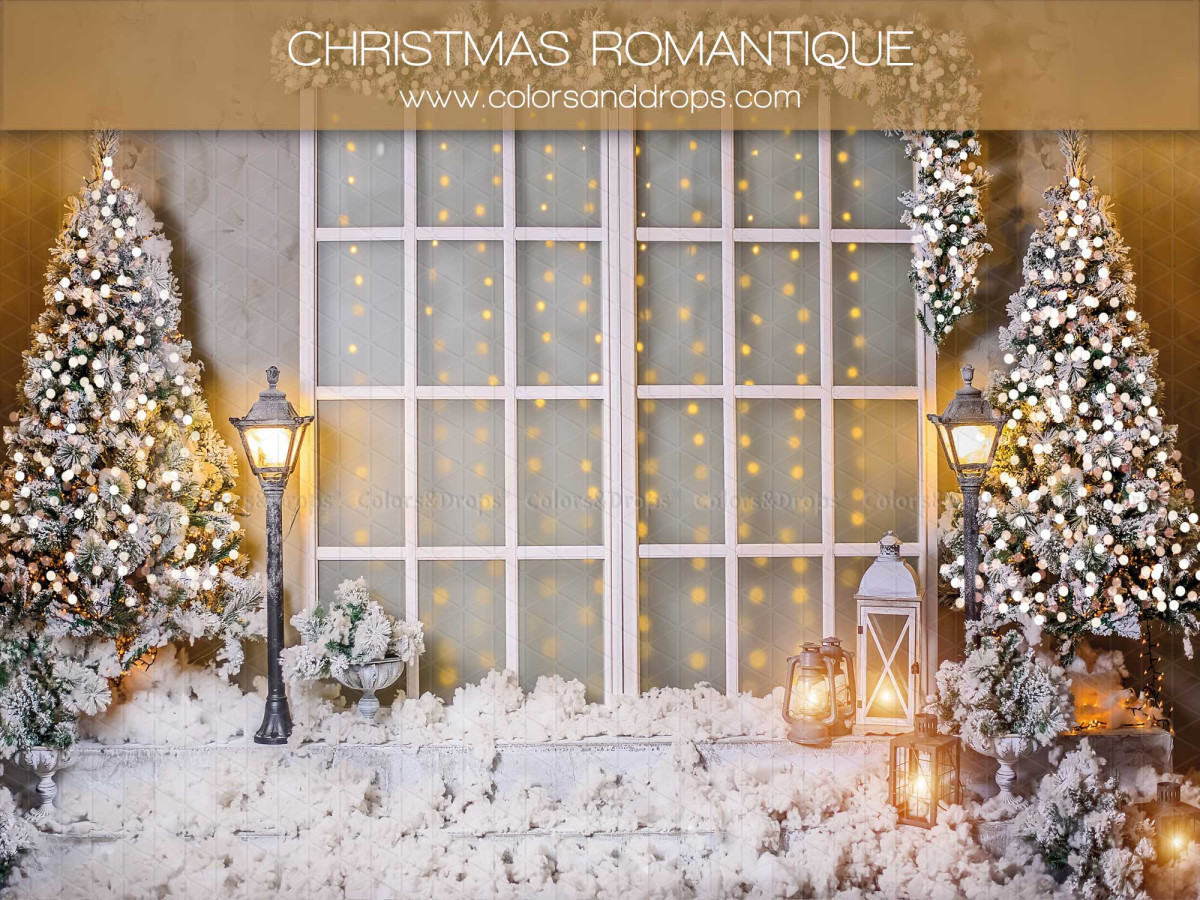 Fond photo Christmas Romantique – fenêtre de Noël romantique avec sapins, lanterne et neige | Colors&Drops