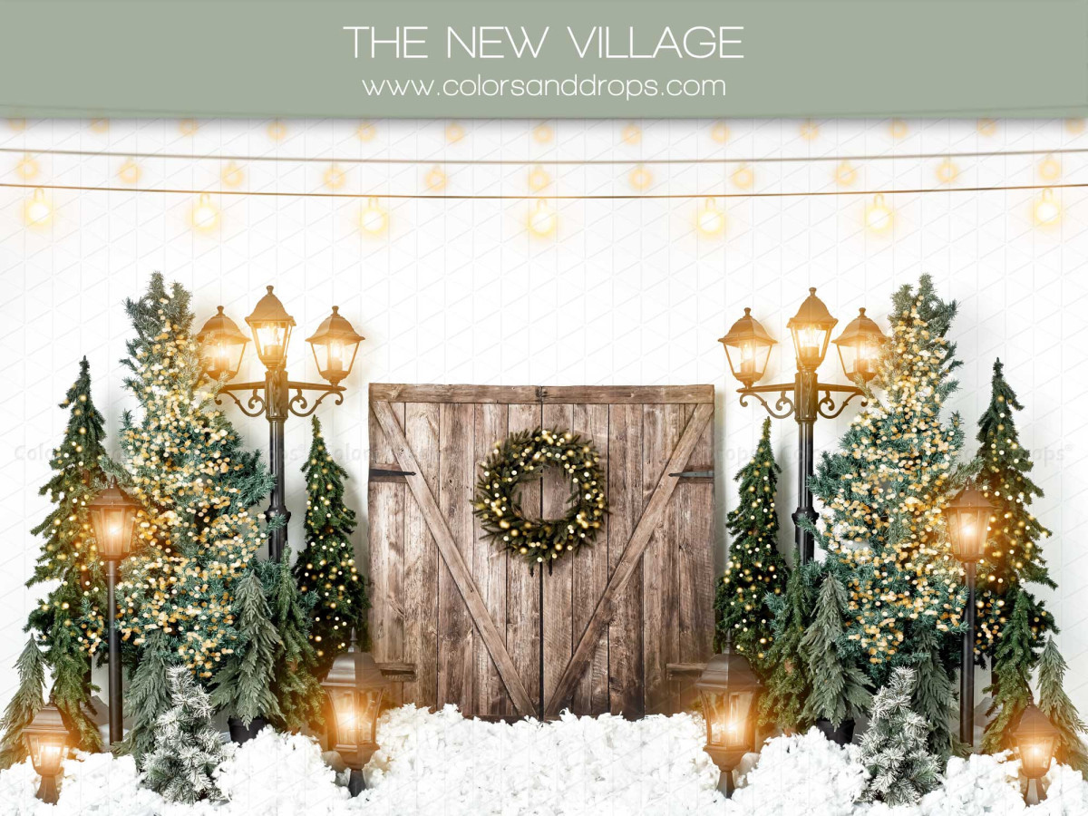 Fondo fotográfico de Navidad The New Village – pueblo navideño con puerta de madera, abetos y farolas | Colors&Drops