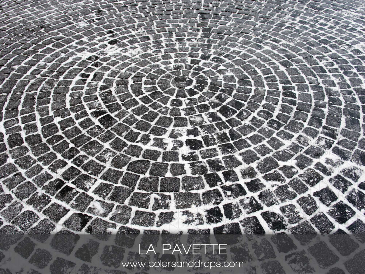 Fond photo gris texturé La Pavette – sol pavés en éventail avec neige | Colors&Drops