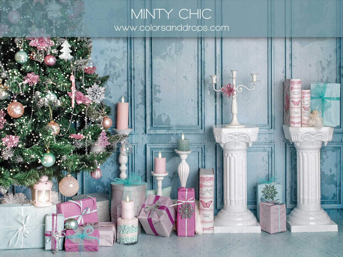 Fond photo de Noël Minty Chic – décor de Noël menthe avec sapin, colonnes et cadeaux | Colors&Drops