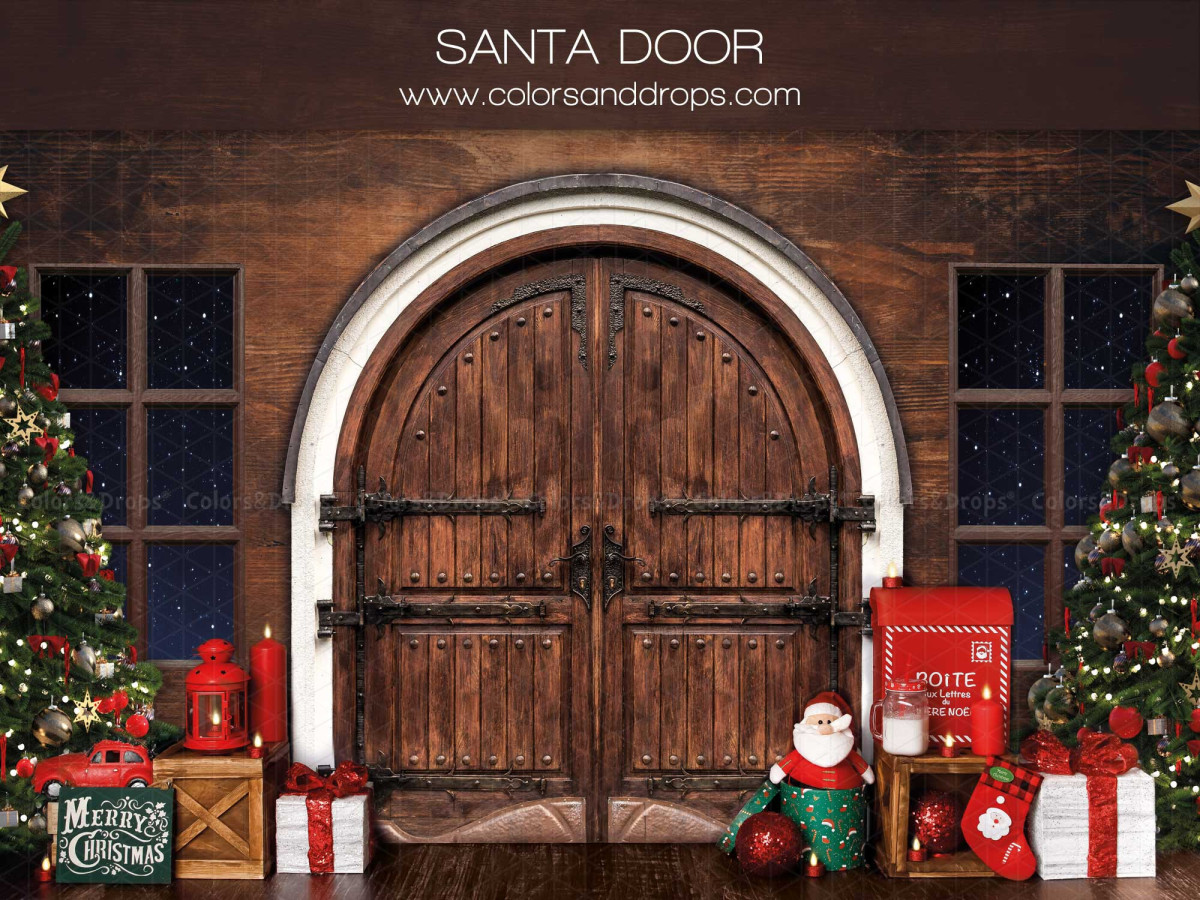Fond photo de Noël Santa Door – porte en bois en arche avec sapins et cadeaux de Noël | Colors&Drops