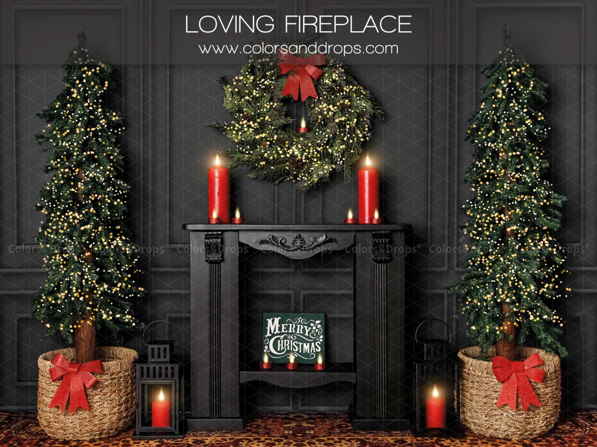 Fond photo de Noël Loving Fireplace – cheminée noire avec couronne, bougies et sapins | Colors&Drops