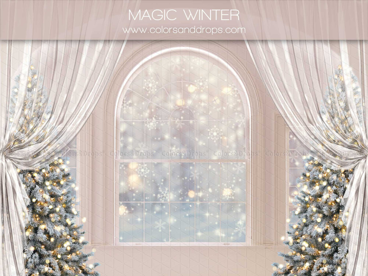 Fond photo de Noël Magic Winter – fenêtre en arche avec rideaux et sapins dorés | Colors&Drops